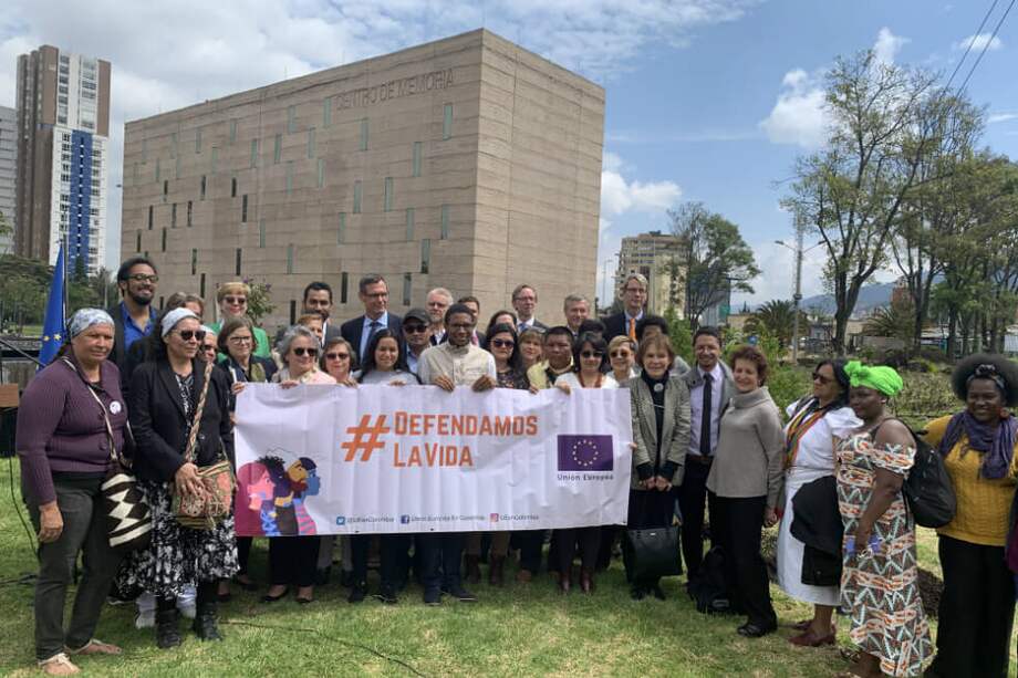 La delegación de la Unión Europea junto a los líderes sociales en el Centro Memoria, Paz y Reconciliación de Bogotá./Colombia2020.