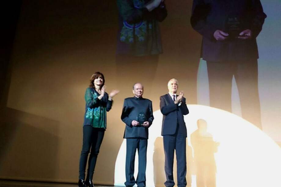 María Claudia López, secretaria de Cultura, y el alcalde Enrique Peñalosa entregan el reconocimiento vida y obra al maestro Carlos Villa. / Leonardo Vanegas - El Espectador