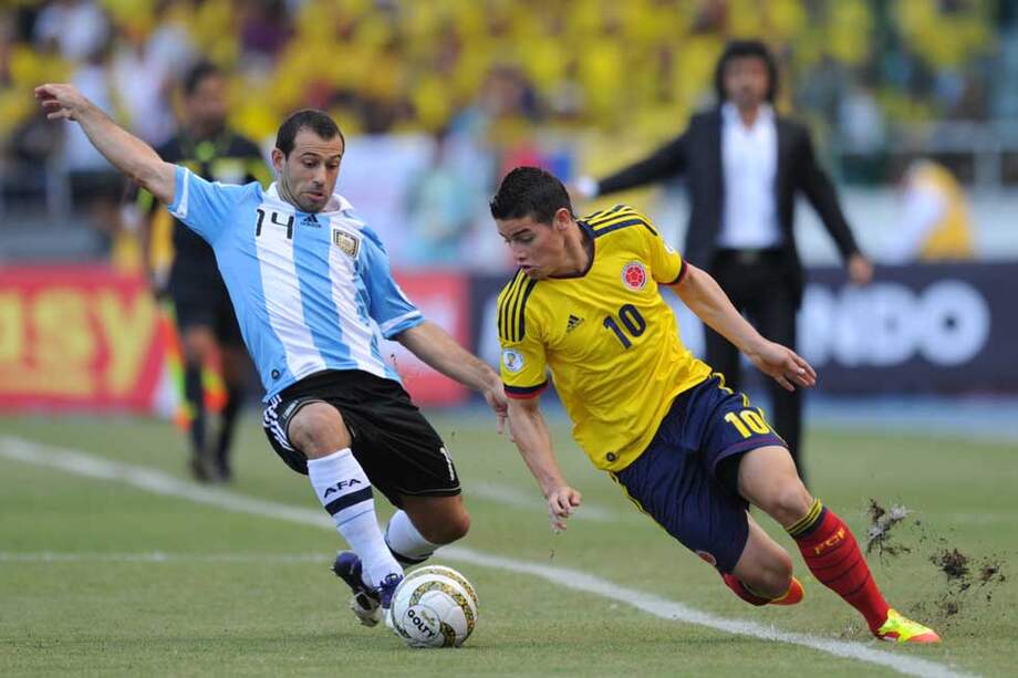 El volante argentino disputando el balón con James Rodríguez. / AFP