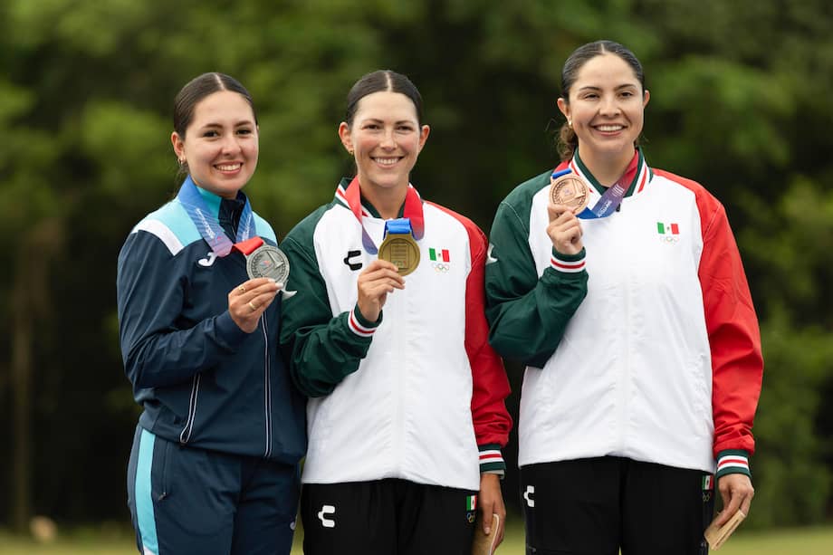 Gabriela Rodríguez Garza (c) de México, medalla de oro; Paola Coronado (i) de Guatemala, medalla de plata; y Anabel Molina de México, medalla de bronce, posan tras la competencia de tiro femenino este domingo 26 de julio, durante los XXV Juegos Centroamericanos y del Caribe Santo Domingo 2026, en República Dominicana.