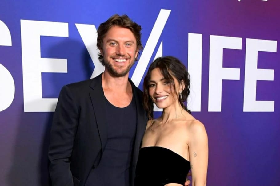 Sarah Shahi y Adam Demos