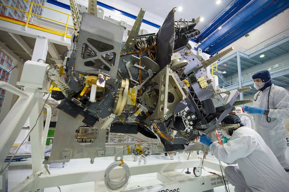 Ingenieros del equipo trabajan con el espectrógrafo del infrarrojo cercano del telescopio espacial James Webb.