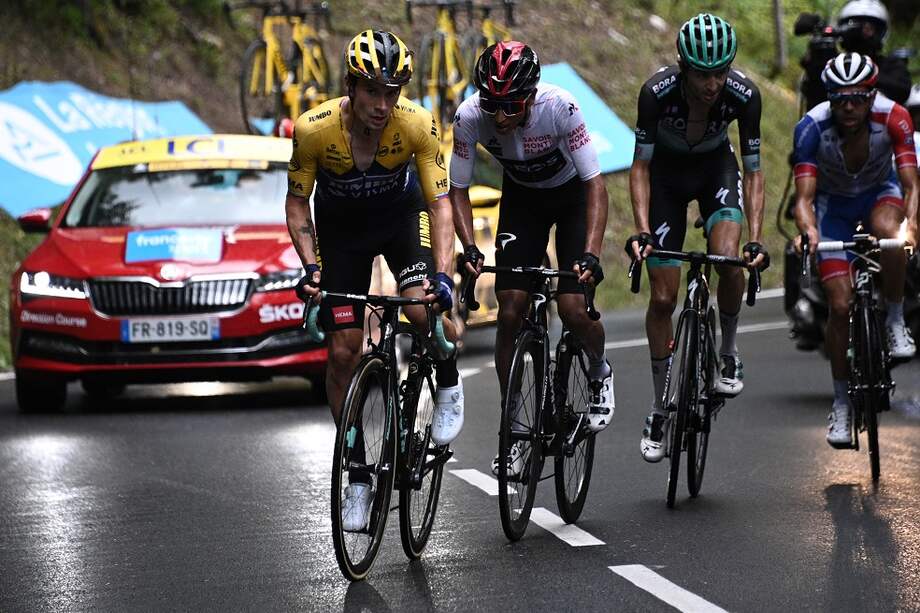 Egan Bernal (camiseta blanca) ocupa la cuarta casilla del Criterium de Dauphiné a 16 segundos del líder, el esloveno Primoz Roglic (camiseta amarilla)