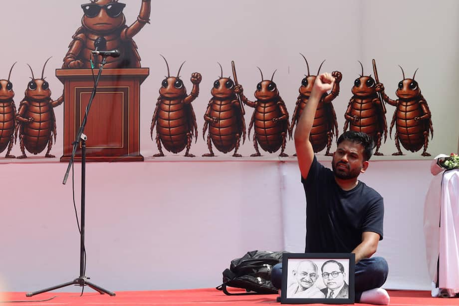 Abhijeet Dipke, fundador del satírico Partido Janta de las Cucarachas (CJP), participa en una protesta en Jantar Mantar, Nueva Delhi, para exigir reformas educativas y responsabilidades del Gobierno por las irregularidades en exámenes nacionales y las filtraciones de pruebas.