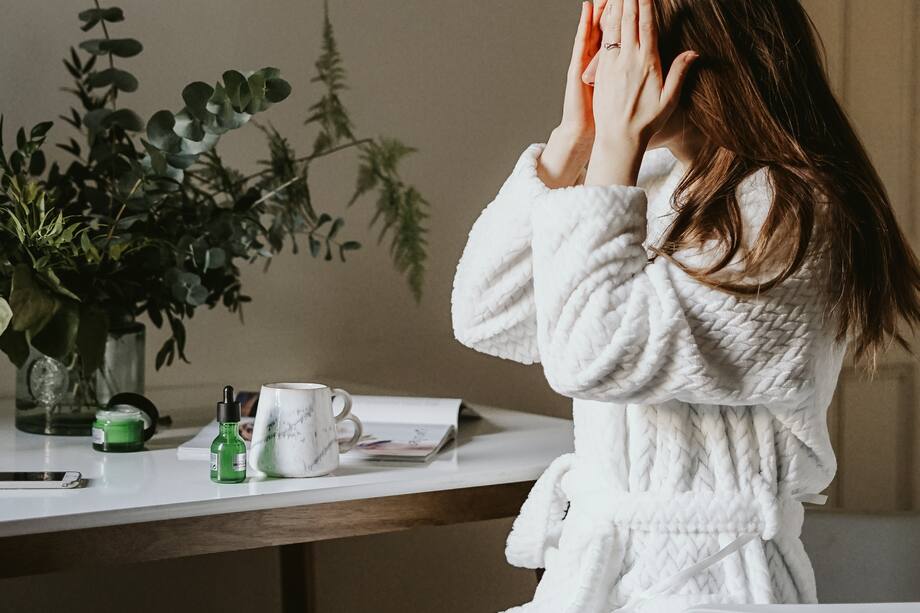 El cuidado de la piel es primordial y no da espera, no importa si estamos en la calle o realizando nuestras actividades diarias sin salir de casa, la piel requiere de un cuidado constante para mantenerse saludable.