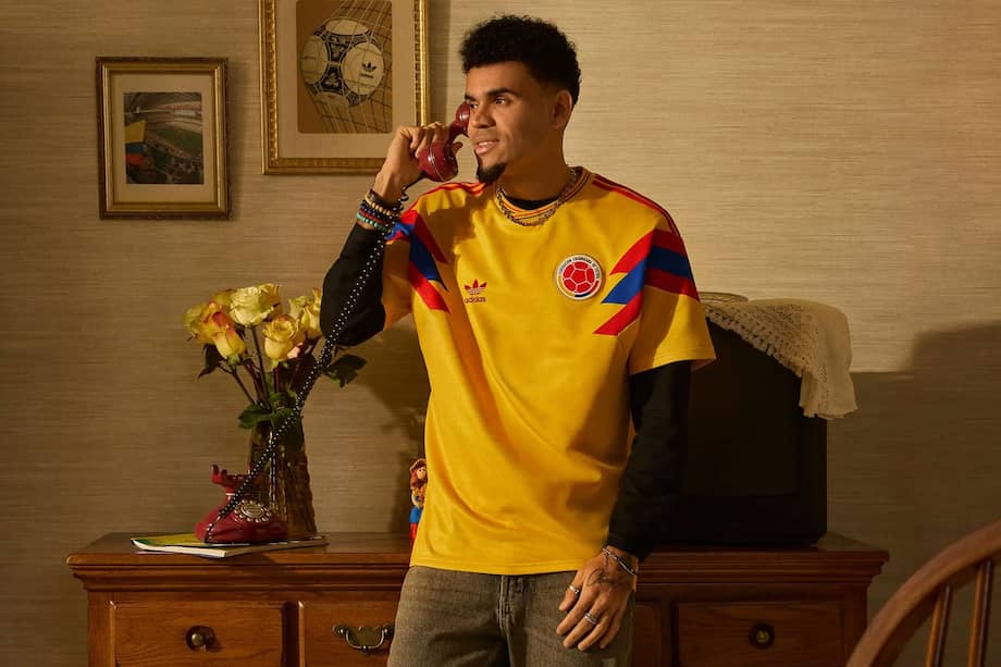Luis Díaz posando con la nueva camiseta retro de la selección de Colombia.