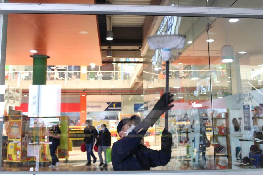 Como parte del protocolo de bioseguridad, los centros comerciales se encargan de desinfectar constantemente sus áreas comunes. Además, cada local debe garantizarle a los compradores gel antibacterial y exigir el uso de tapabocas.