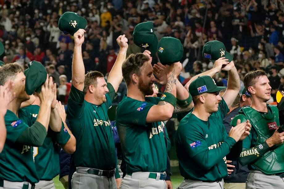 Jugadores australianos celebran su victoria ante República Checa en Tokio.
