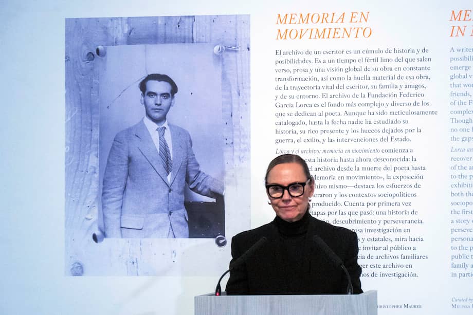 GRANADA, 12/12/2024.-Laura García Lorca, presidenta de la Fundación y sobrina del poeta (atrás en el muro), durante la presentación de la exposición 'Lorca y el archivo. Memoria en movimiento" conformada por más de 460 piezas, que durante seis meses acogió el Centro Federico García Lorca, donde se custodia su legado, en Granada.