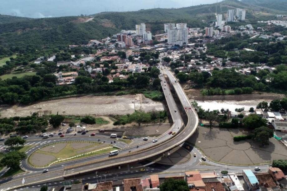 La estructura tiene una longitud de 425 metros y está compuesta por dos carriles de circulación y un andén peatonal. / Cortesía ANI.