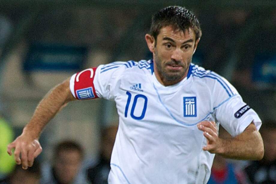 Georgos Karagounis, volante del Fulham inglés, es quien más ha jugado con la selección. Suma 135 partidos. / AFP