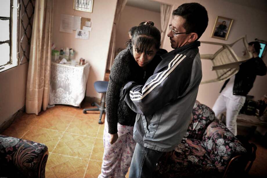 María Albina Gómez perdió la movilidad de todas sus extremidades debido a una esclerosis lateral amiotrófica (ELA). / Gabriel Aponte - El Espectador