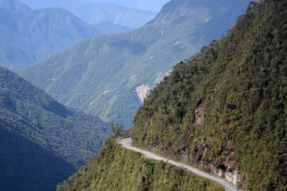 Ubicada entre la ciudad de La Paz y la región tropical de los Yungas, esta ruta atraviesa montañas, selva y abismos que parecen sacados de una película.