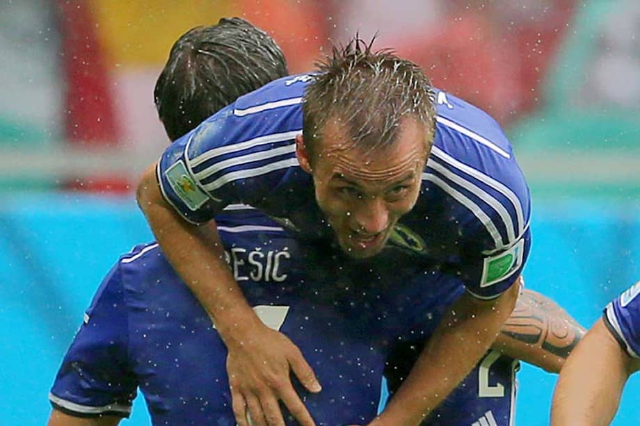 Los jugadores de Bosnia celebran su victoria de ayer. / AFP