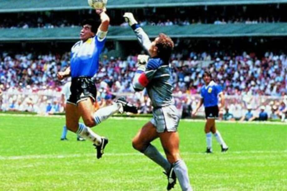 En el Mundial de México 1986, Diego Armando Maradona hizo la conocida "Mano de Dios" frente a Inglaterra. / Archivo