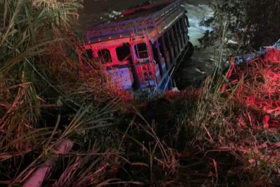 El vehículo estaba haciendo un recorrido por el alumbrado de la ciudad cuando ocurrió el siniestro. / Tomado del twitter de @JonathanAprende