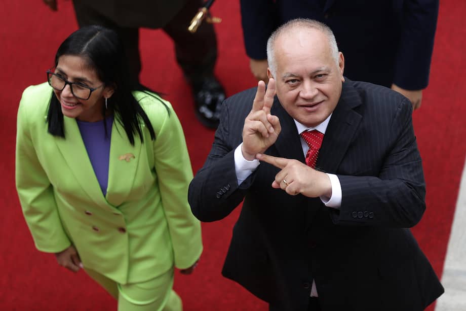El ministro de Interior, Diosdado Cabello (d), reacciona junto a Delcy Rodríguez, líder del régimen chavista.