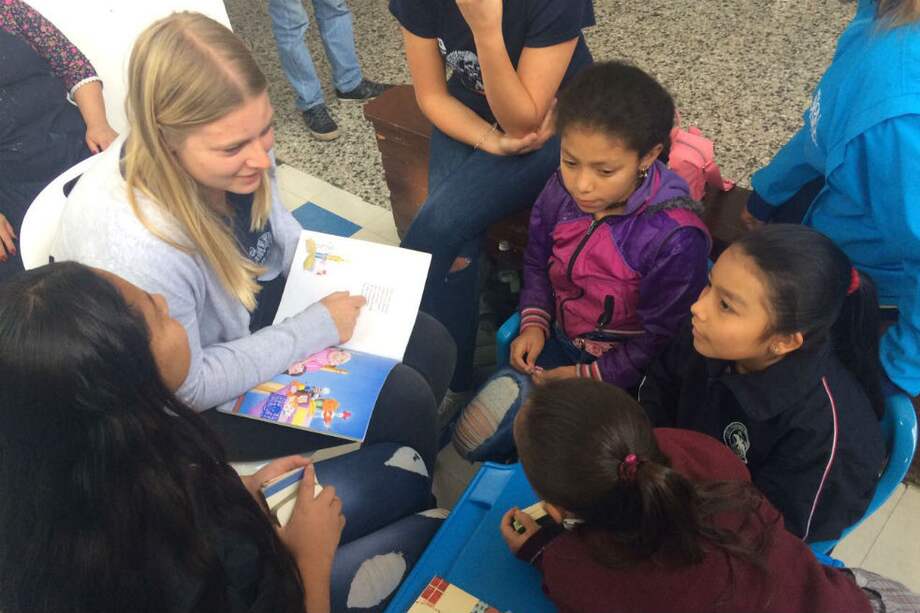 En la plaza del Restrepo, dos pasantes dictan las clases de inglés. / Cortesía