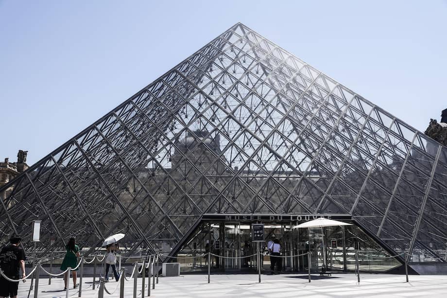 Fachada del Museo del Louvre.
