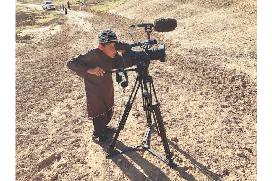 Detrás de cámaras de "Sandlines, el cuento de la historia", una película de Francis Alÿs en colaboración con la sede en Irak de la Fundación Ruya y Julien Devaux.