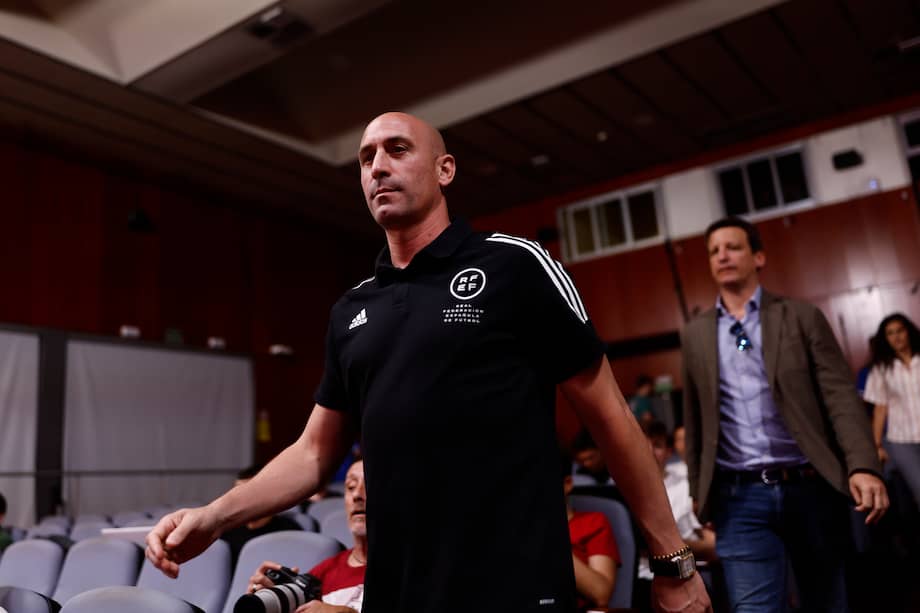 El presidente de la Federación Española de Fútbol, Luis Rubiales, empañó la celebración del título tras un beso sin consentimiento a la futbolista Jenni Hermoso.