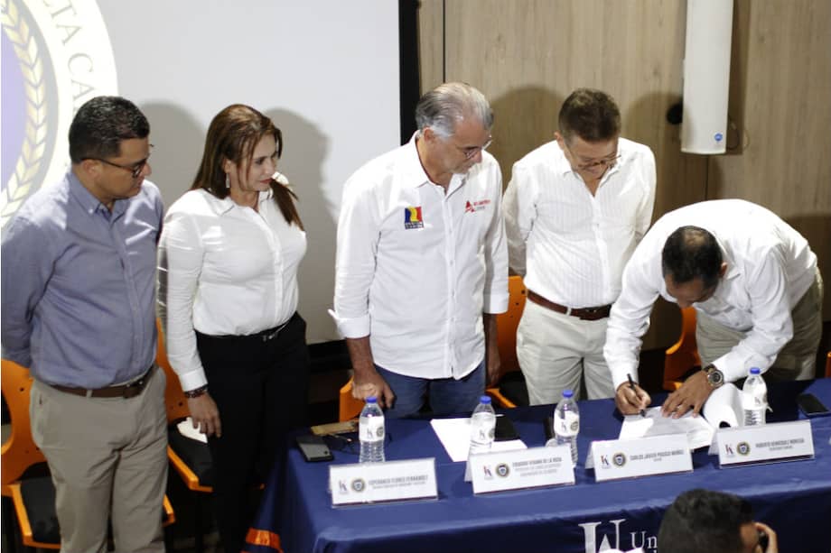 El Gobernador Verano resaltó los jóvenes que no contaban con recursos económicos para estudiar medicina en instituciones privadas, ahora tendrán la oportunidad de hacerlo en Uniatlántico con alta calidad formativa. / Gobernación del Atlántico