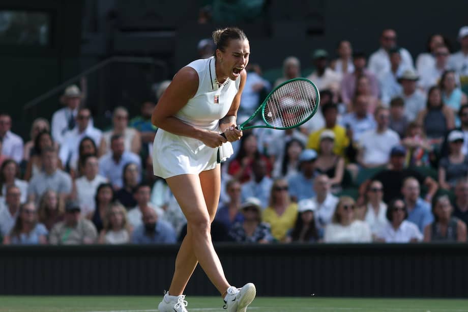 Aryna Sabalenka de Bielorrusia reacciona a su eliminación en octavos de final de Wimbledon 2026 a manos de la japonesa Naomi Osaka.