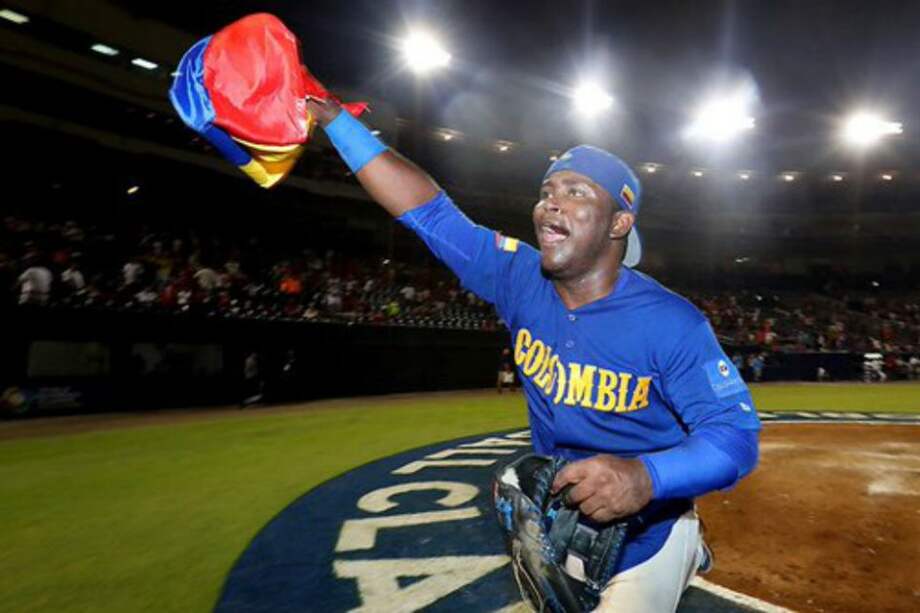 El beisbolista colombiano Dilson Herrera, tras el jonrón que le dio la victoria a la selección sobre Panamá. / MLB