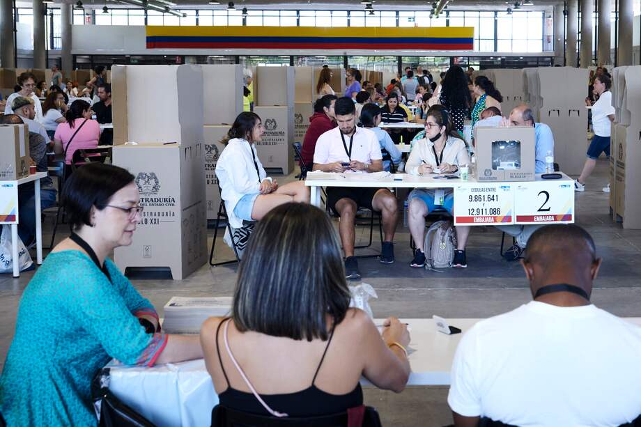MADRID, 19/06/2022.- Ciudadanos colombianos residentes en España ejercen su derecho al voto durante la jornada de elecciones de Colombia en el Centro de Convenciones de Casa de Campo en Madrid este domingo. EFE/Luca Piergiovanni