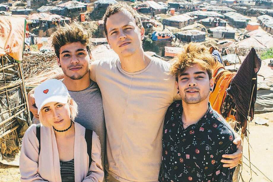 Sebastián Villalobos (izq.), los también los colombianos Juana Martínez y Juan Pablo Jaramillo y el francés Jérôme Jarre (centro), durante su viaje. / Cortesía @coryt