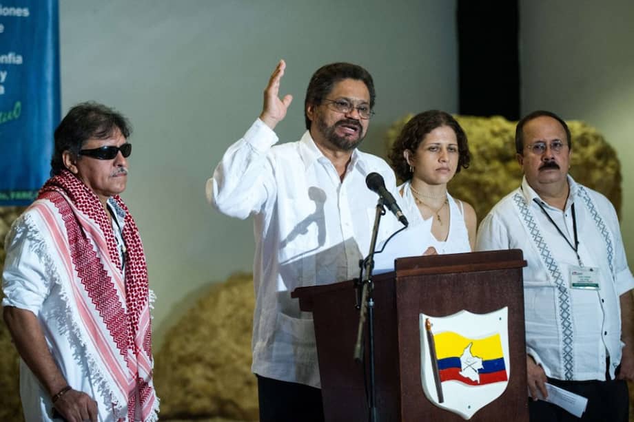 Iván Márquez lee un comunicado desde La Habana, Cuba.