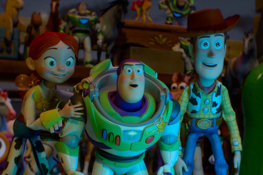 (I-D): Jessie, Buzz Lightyear, y Woody el la película de Disney y Pixar 'TOY STORY 5'. Foto cortesía de Pixar. © 2026 Disney/Pixar. Todos los derechos reservados.
