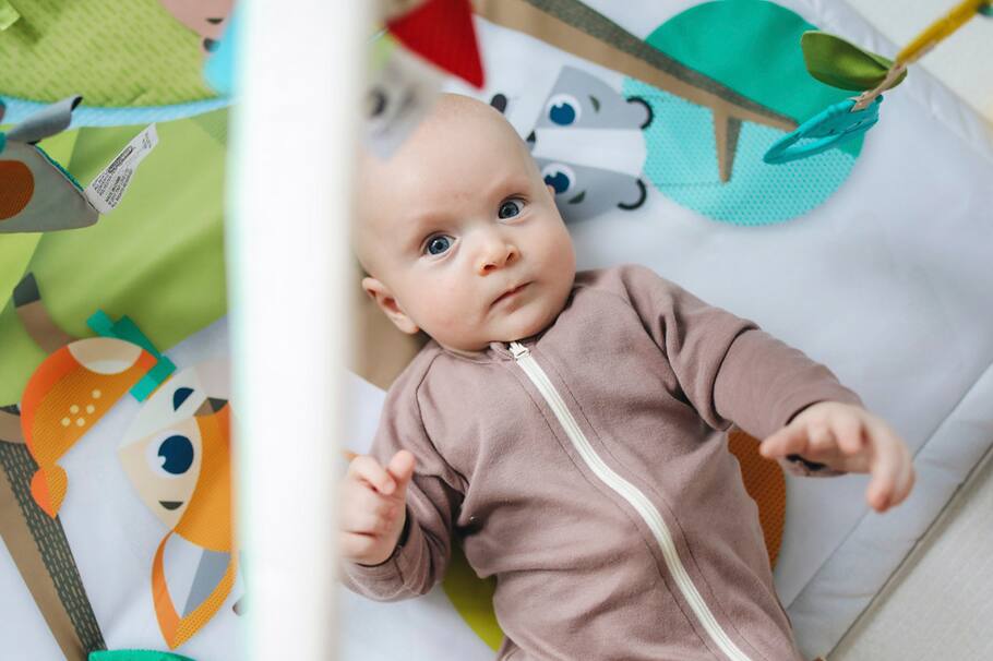 Durante los primeros meses de vida, nuestros bebés aún estarán terminando de desarrollar sus sentidos. Así ven los colores en las primeras semanas.