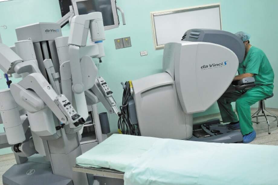 Los robots para cirugía son operados desde una unidad computarizada por médicos. / Archivo