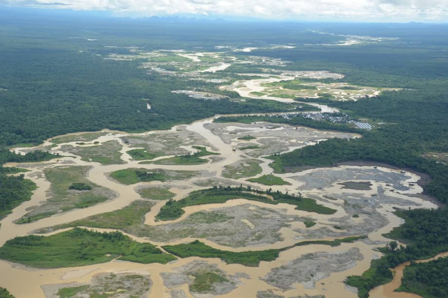 Vista aérea de bosque deforestado por minería de oro en el río Quito, departamento del Chocó, Colombia.