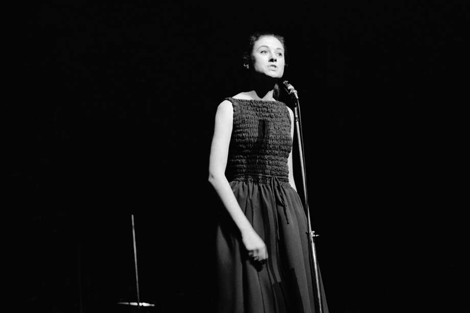 La cantante italiana Gigliola Cinquetti debutó en San Remo a los 16 años y se presentó en el festival en doce oportunidades. / AFP