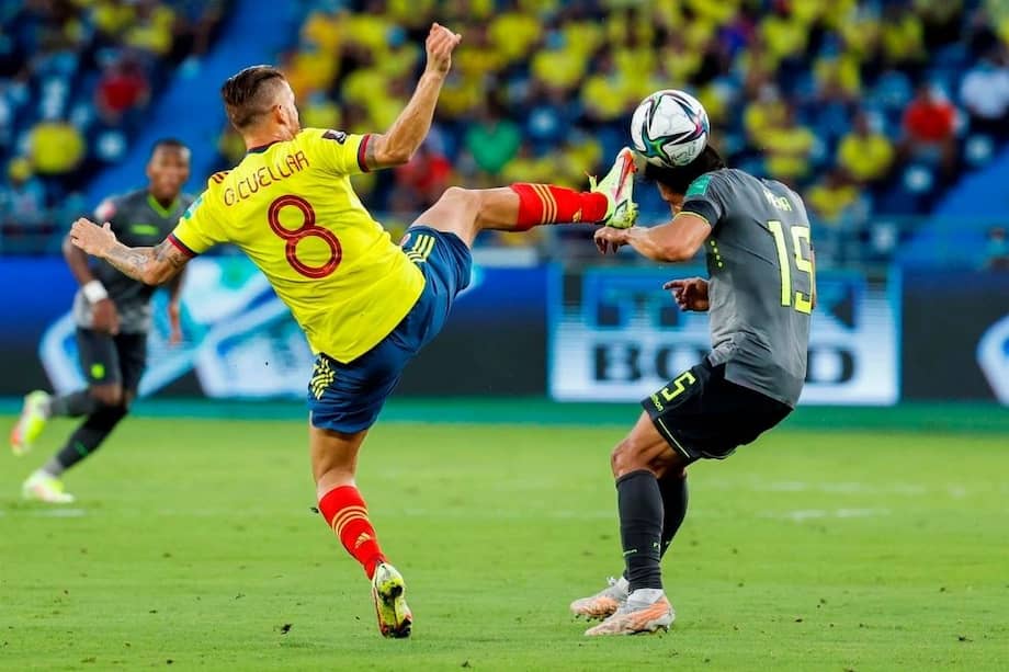 Gustavo Cuéllar (Colombia) y Ángel Mena (Ecuador) en partido de eliminatorias de Qatar 2022.