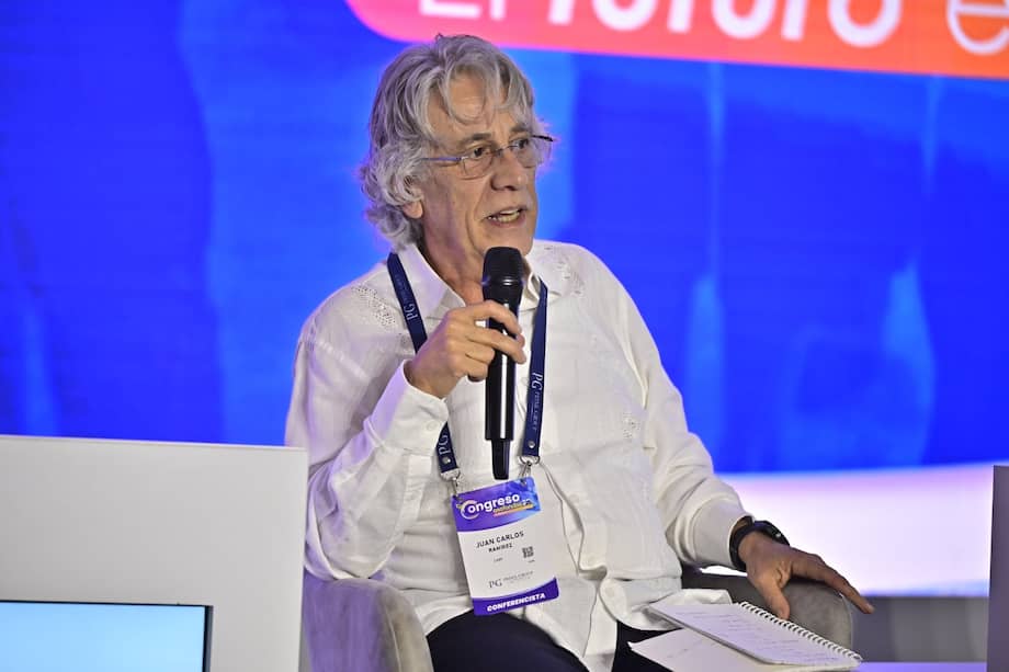 Juan Carlos Ramírez, presidente del Comité Autónomo de la Regla Fiscal (CARF), en el congreso de Asofondos.