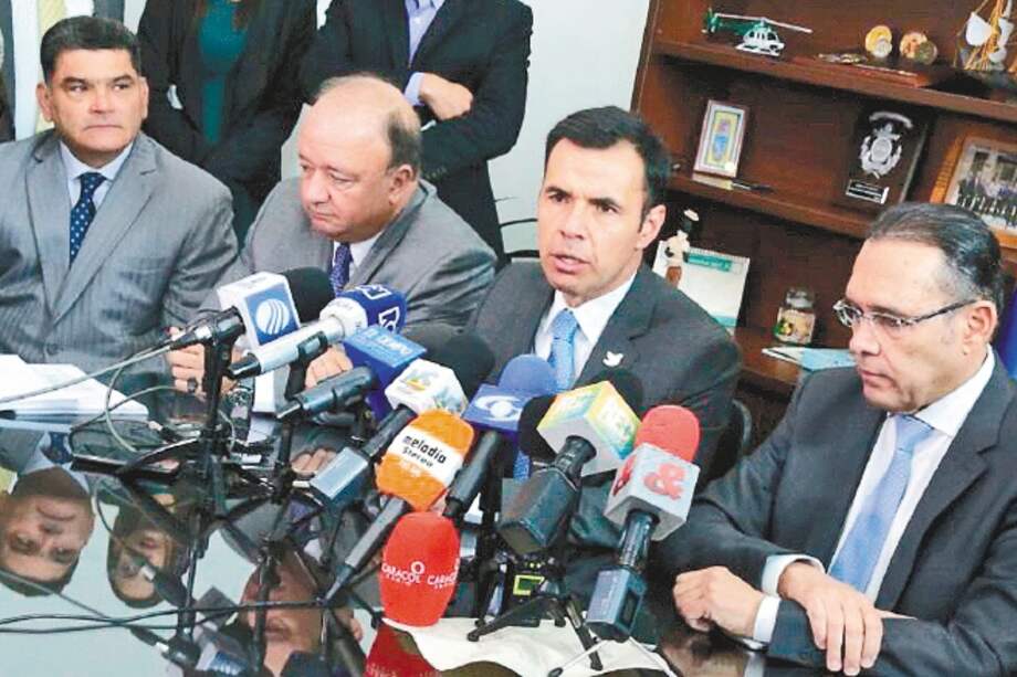 Los ministros de Defensa, Luis Carlos Villegas, y del Interior, Guillermo Rivera, cuando radicaron en el Congreso la ley estatutaria de la JEP. / Senado