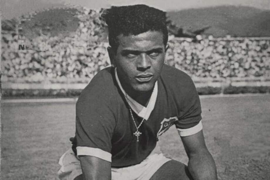 Eduardo Texeira Lima con la camiseta de Millonarios, equipo en el que anotó 45 goles.
