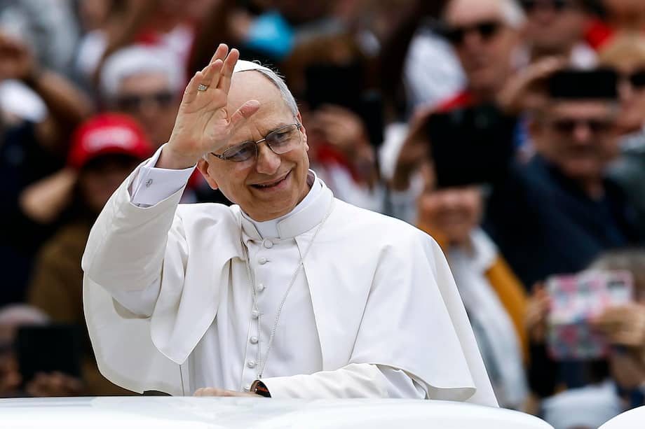 El papa León XIV durante la audiencia general semanal en la Plaza de San Pedro, Ciudad del Vaticano, el 21 de mayo de 2025.
