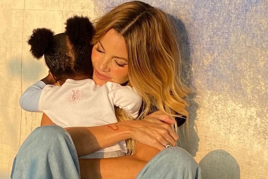 La niña tenía tres meses cuando Johana Bahamón la adoptó porque su progenitora estaba en la cárcel. Ahora la pequeña tiene cinco años. “Está hermosa”, dicen en redes.