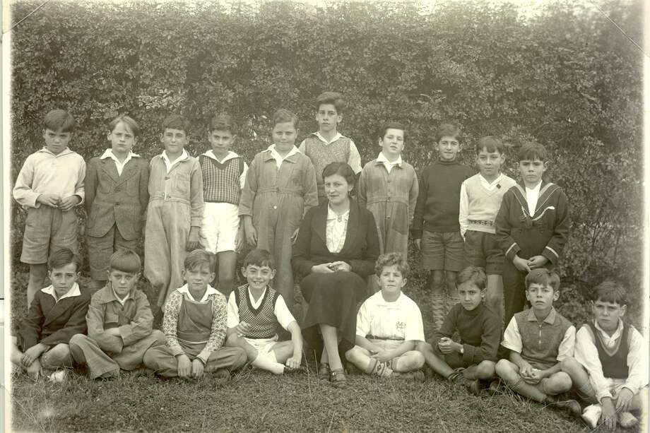 1936: Quinto Decroly. Parados de izquierda a derecha, el tercero es Guillermo Cano. Su amigo, Tito Cuellar, es el último. / Cortesía