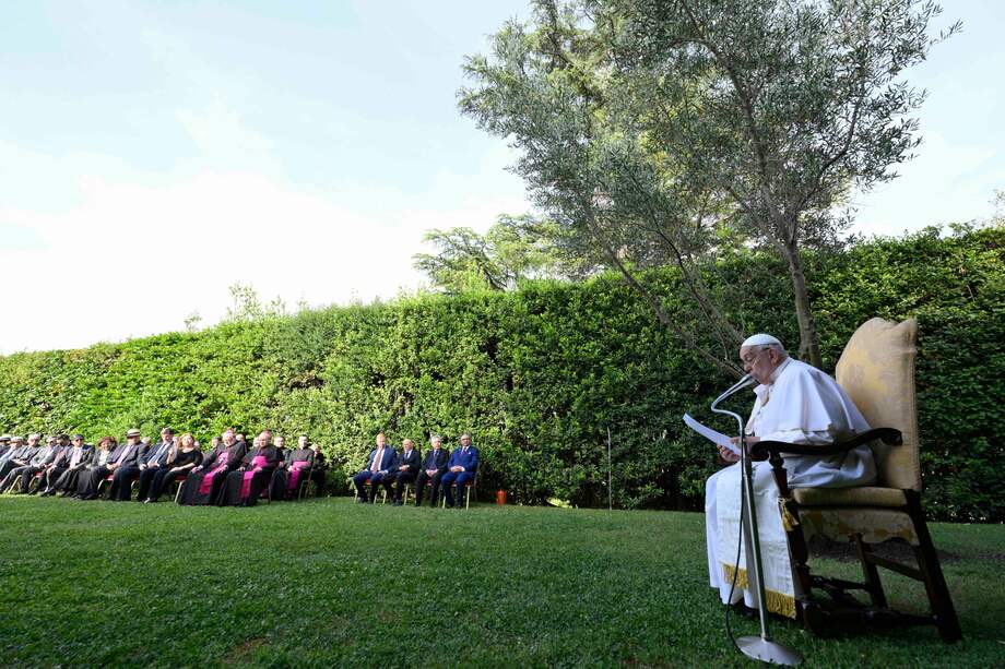Pienso en todos los que sufren, en Israel y Palestina, en los cristianos, los judíos y los musulmanes", dijo en el acto ante los embajadores israelí y palestino ante la Santa Sede.