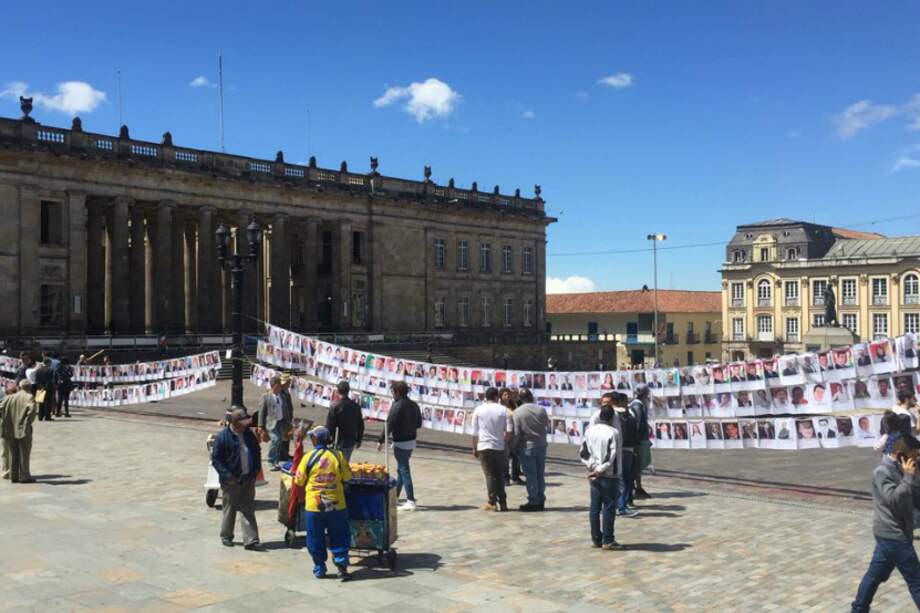 El tendedero que instalaron los jóvenes de Ojo a la Paz con el edificio del Congreso de la República de fondo / Cortesía Ojo a la Paz