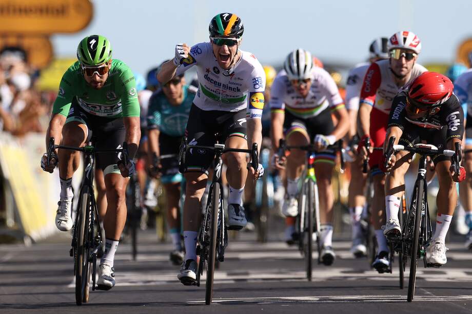 El irlandés Sam Bennet (centro) ganó por sexta ocasión una etapa en alguna de las tres grandes vueltas ciclisticas.