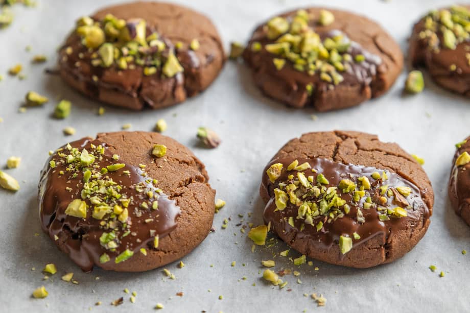 ¿Qué tal un té blanco o un chai para saborear estas galletas de pistacho con chocolate?