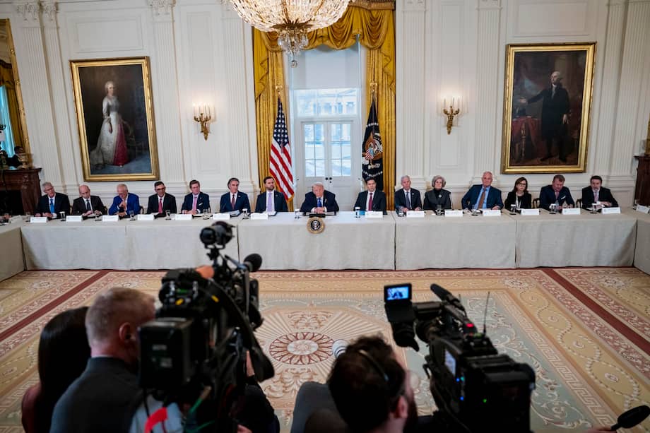 El presidente de Estados Unidos, Donald Trump (C), habla durante una reunión con ejecutivos de petróleo y gas en la Sala Este de la Casa Blanca en Washington.
