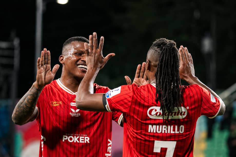 Los jugadores de América celebran su triunfo contra Junior.