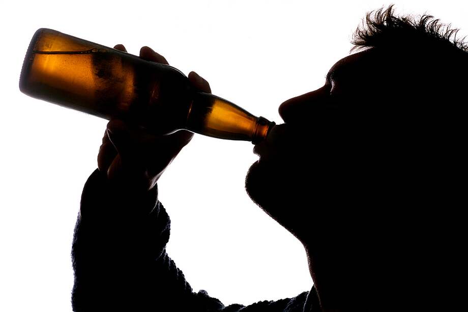 Entre las regiones en las que se realizó el análisis, Antioquia y la costa son las que más beben, con 8,6 litros de alcohol puro per cápita al año. / Archivo